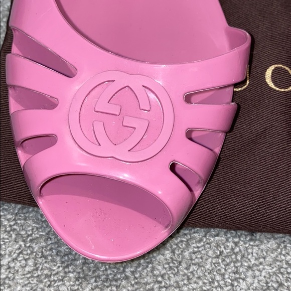 GUCCI pink rubberized peep toe pool vacation flat - Picture 6 of 8